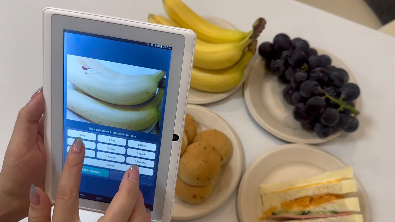 Selecting a reminder date while photographing bananas on the Yorastin device